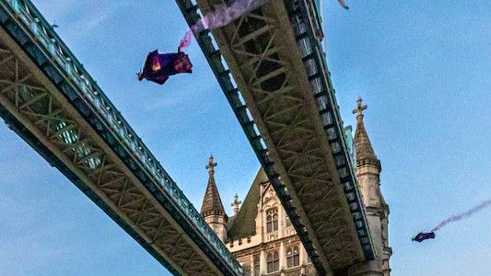 Marco Waltenspiel aus Oberndorf/Salzburg und der Bregenzer Marco Fürst fliegen im Wing-Suit durch der Tower Bridge. 