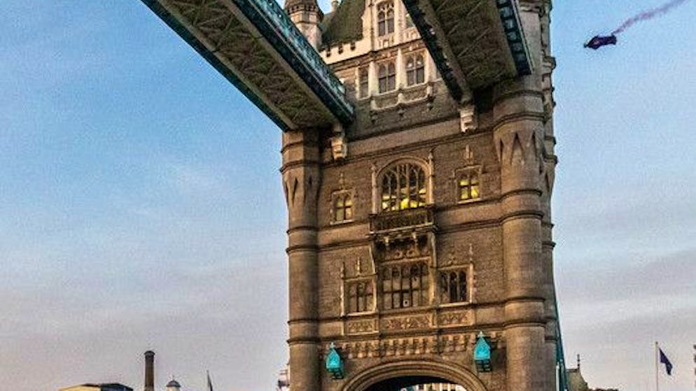 Im Wing-Suit. Österreichische Skydiver rasen durch Tower Bridge in London