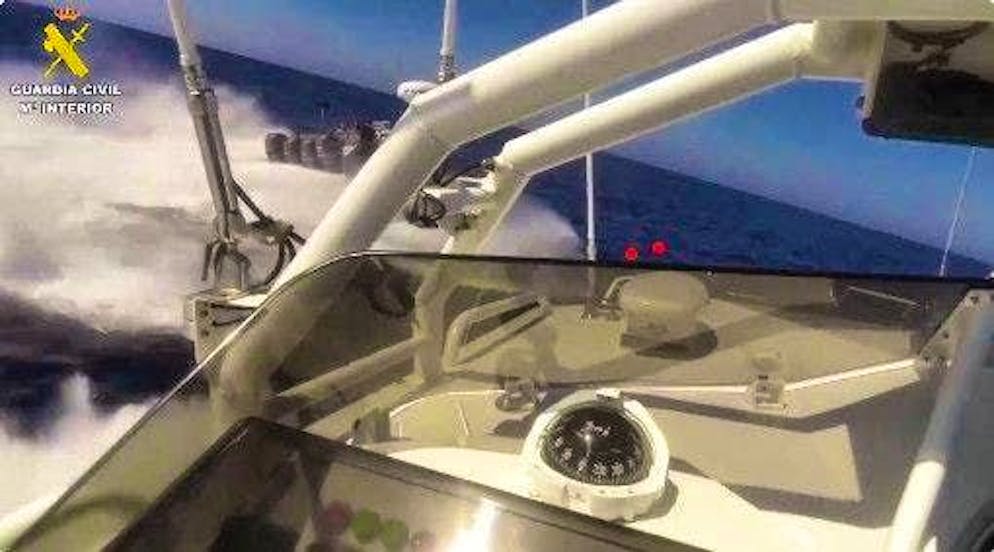 La polizia spagnola insegue l'imbarcazione di un trafficante di droga.