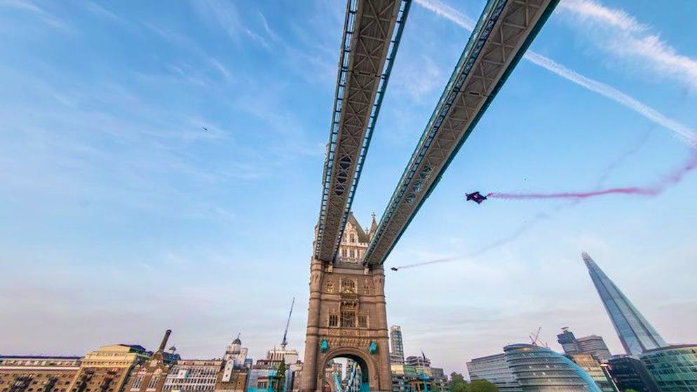 Erstmals ist die fast 130 Jahre alte Londoner Tower Bridge von Menschen durchflogen worden.