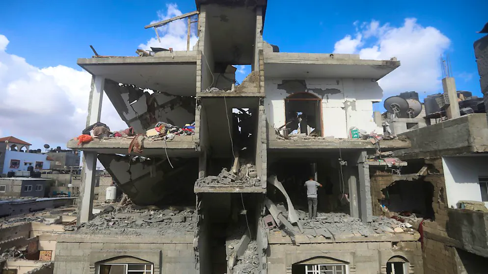 Palästinenser betrachten die Zerstörung nach einem israelischen Angriff auf ein Wohnhaus in Rafah im Gazastreifen. Foto: Ismael Abu Dayyah/AP