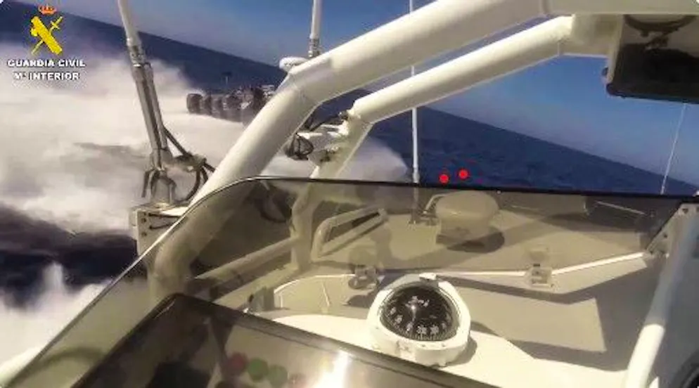 Die spanische Polizei verfolgt das Boot eines Drogenschmugglers.