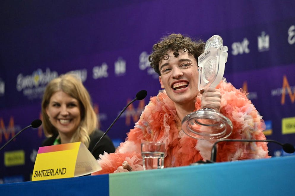 Nemo mit ESC-Trophäe bei seinem Sieg in Schweden 2024. 