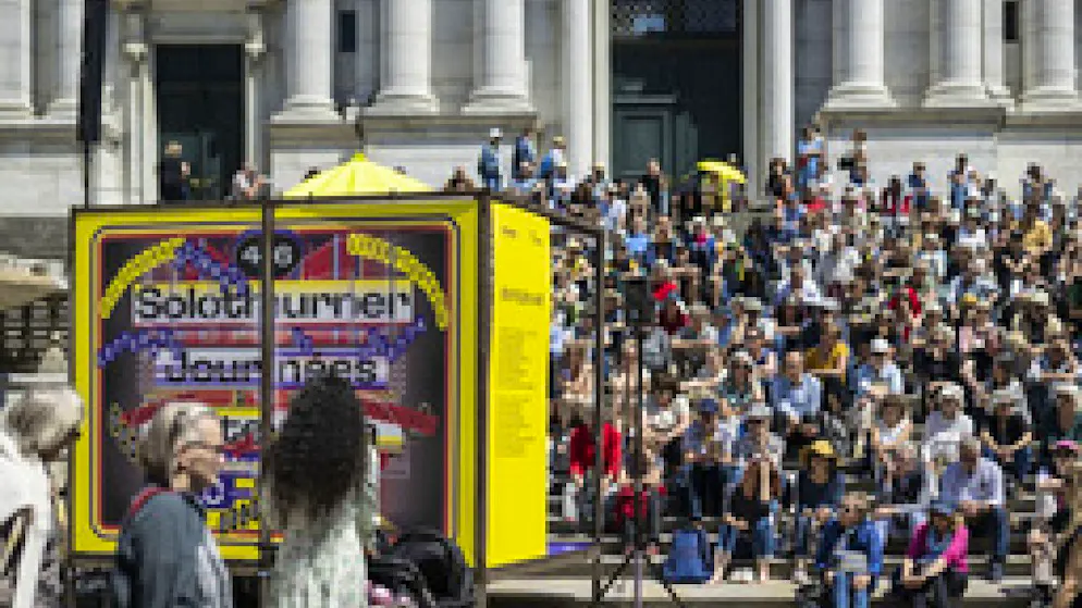 Am Fuss der St. Ursen-Kathedrale versammeln sich Hunderte zur Lesung "en plein air": Schönes Wetter und ein Programm mit 74 Schreibenden verhalfen den Solothurner Literaturtagen zu einem Rekord mit rund 18'500 Eintritten. Am Sonntag ist die 46. Ausgabe zu Ende gegangen.