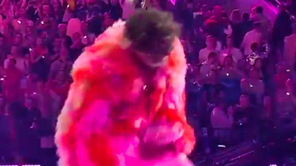 Ecco cosa è successo. Dopo la vittoria, Nemo rompe il trofeo sul palco e fa qualche critica all'ESC