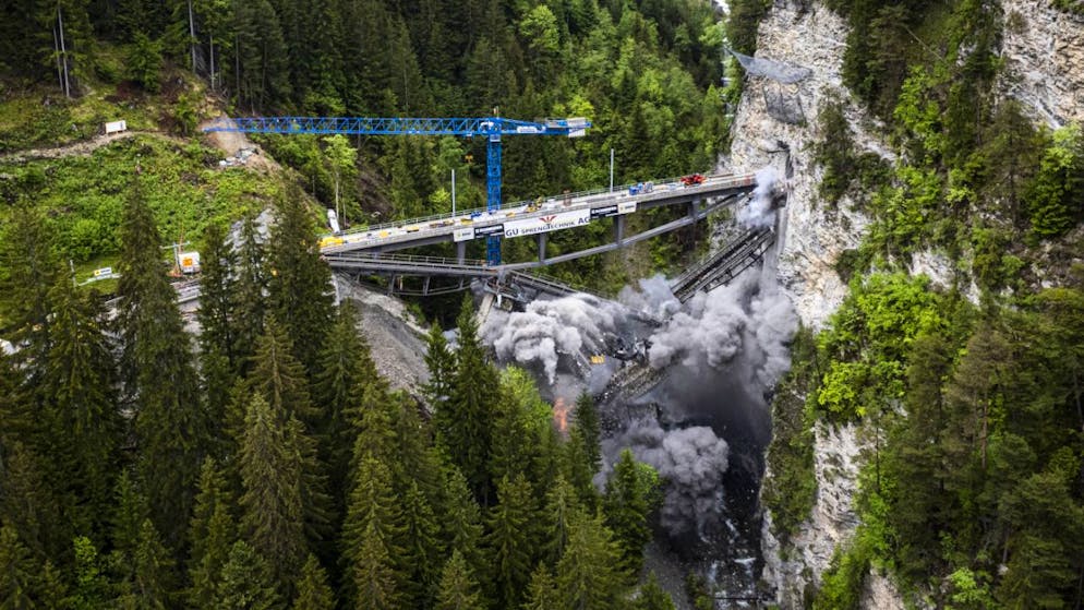 Rhätische Bahn sprengt historischen Viadukt wegen Materialschäden - Gallery. Das historische Castielerviadukt auf der Arosalinie der Rhätischen Bahn RhB wird wegen Materialschäden gesprengt. Dahinter steht schon die neue Brücke bereit, die nach der Sprengung an die Stelle des Viadukts eingeschoben wird.