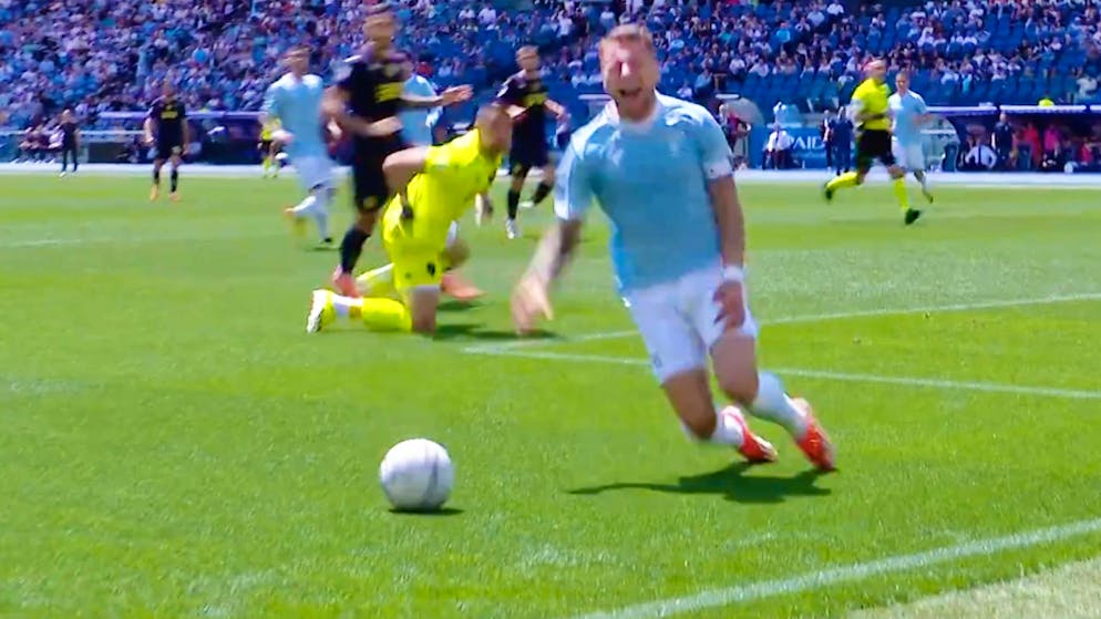 Immobile si getta a terra cercando di trarre l'arbitro in inganno.
