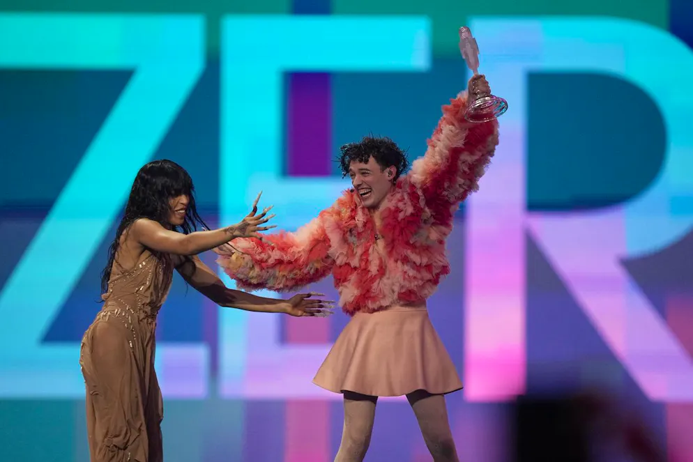 Lo svizzero Nemo, autore della canzone «The Code», festeggia con la vincitrice dell'anno scorso, la svedese Loreen, dopo aver vinto la finale dell'Eurovision Song Contest a Malmö, Svezia, domenica mattina alla 1 di notte, il 12 maggio 2024.