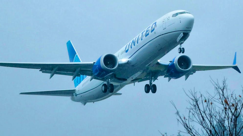 Sarebbe la prima volta. Oggetto colpisce e rompe il parabrezza di un Boeing, si è trattato di detriti spaziali?