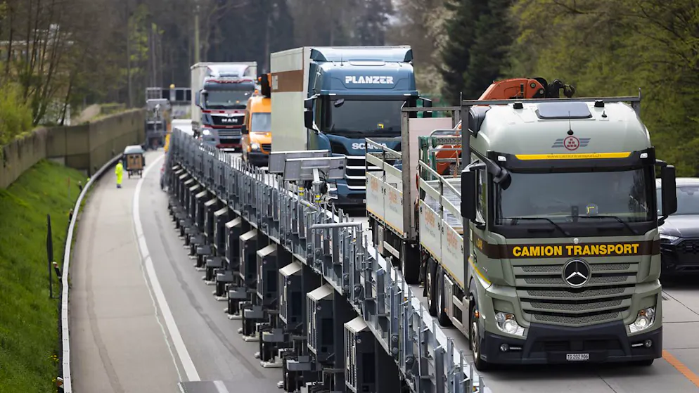 Während darunter gearbeitet wird, rollt der Verkehr über die Astra-Bridge auf der Autobahn A1 zweispurig weiter. Nachdem es bei der Verschiebung eine Panne gab, ist die Baustellenbrücke derzeit ausser Betrieb. (Archivbild)