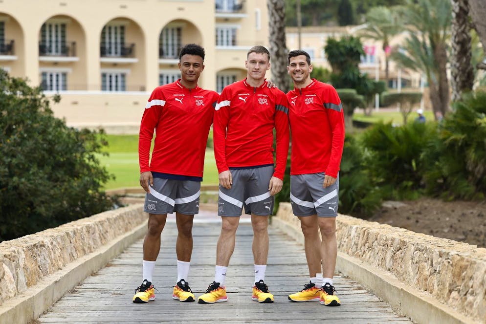 Da sinistra: Dan Ndoye, Michel Aebischer e Remo Freuler con i colori della Nazionale svizzera