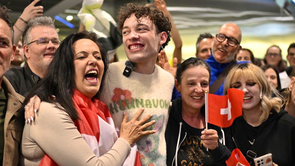 Mit Trophäe im Gepäck. ESC-Sieger Nemo ist zurück in der Schweiz – Riesenempfang am Flughafen