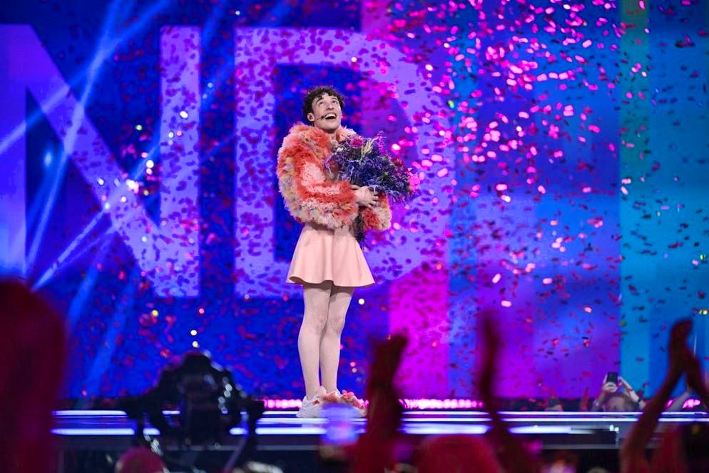 I fatti più importanti per la Svizzera e il Ticino nel 2024. Nella notter tar l'11 e il 12 maggio Nemo, il cantante 24enne di Bienne, ha sbaragliato la concorrenza e ha conquistato la vittoria alla 68esima edizione dell'Eurovision Song Contest (ESC) con la sua canzone «The Code». Il brano che ha cantato a Malmö è stato composto dallo stesso artista elvetico, dichiaratamente non-binario, ed è una miscela di rap, drum'n'bass e opera. Con questa canzone l'artista evoca il fatto di non sentirsi né uomo né donna e il viaggio intrapreso per trovare la propria identità. La prossima edizione dell'ESC si svolge a Basilea.