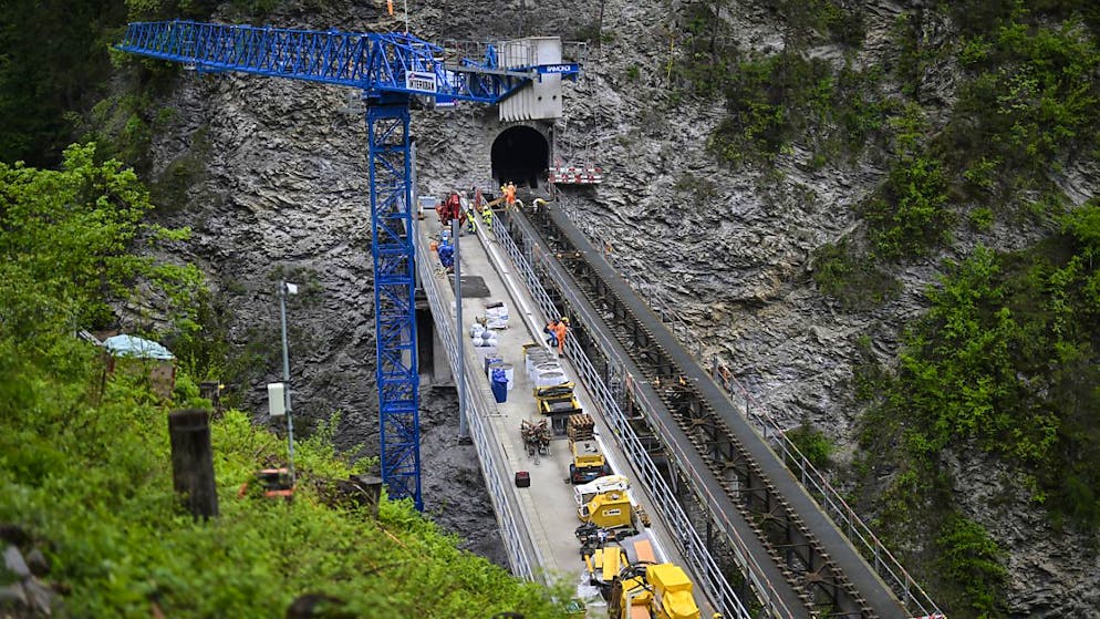 Rhätische Bahn sprengt historischen Viadukt wegen Materialschäden - Gallery. Blick auf das neue (links) und alte Castielerviadukt auf der Arosalinie der Rhätischen Bahn RhB.
