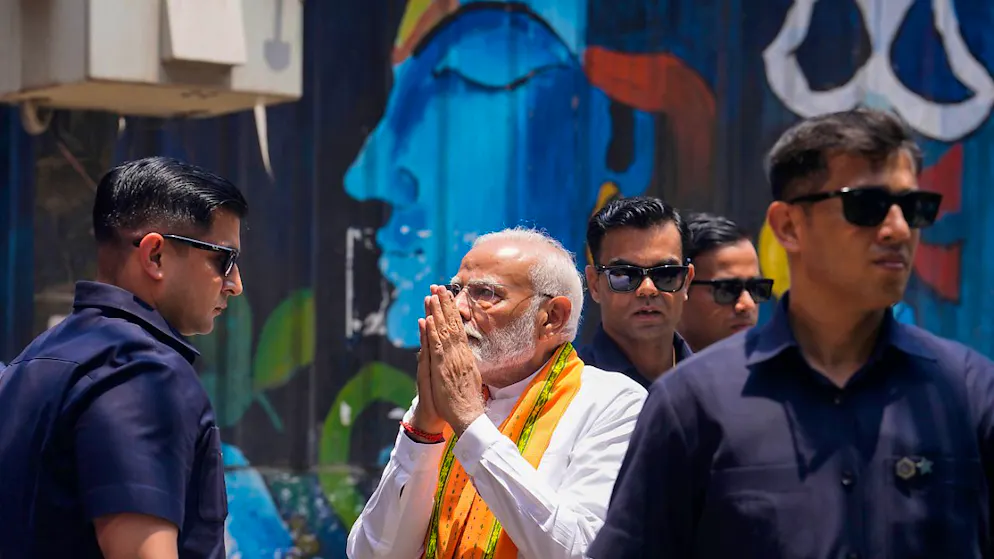 Der indische Premierminister Narendra Modi kommt, flankiert von Leibwächtern, zum Gottesdienst im Kaal-Bhairav-Tempel, bevor er seine Nominierungsunterlagen für die Kandidatur für die Parlamentswahlen in Varanasi, Bundesstaat Uttar Pradesh, Indien, einreicht. Foto: Rajesh Kumar Singh/AP/dpa
