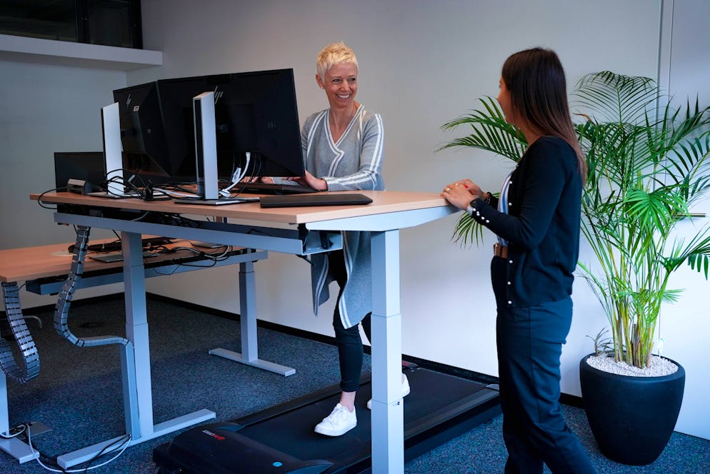 Ceux qui le souhaitent peuvent bouger même en travaillant au bureau: grâce au tapis de marche installé sous le bureau.