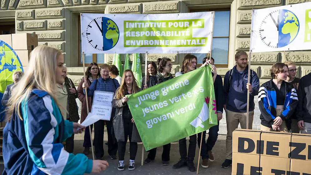 Mitglieder der Jungen Grünen haben die Umweltverantwortungsinitiative im Februar 2023 eingereicht. Die Mehrheit der zuständigen Nationalratskommission will das Begehren ablehnen. (Archivbild)