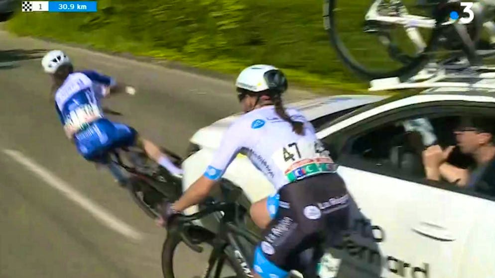 Il conducente dell'auto che accompagna la vincitrice finale provoca un incidente.