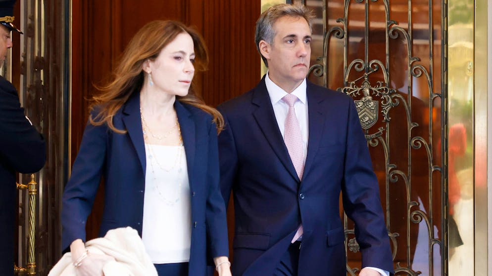 Trumps früherer Anwalt Michael Cohen (r.) verlässt am Montagmorgen seine Wohnung in Manhattan in Richtung Strafgericht.