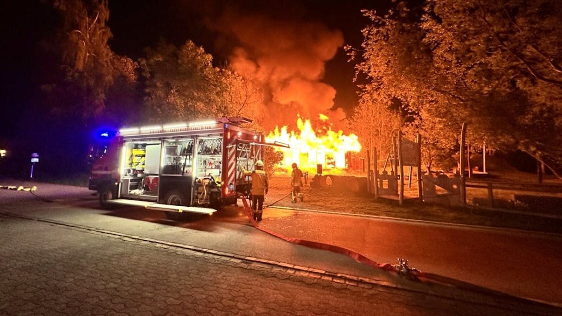 Brand: Zwei Gartenhäuschen in Domat/Ems in Flammen | blue News
