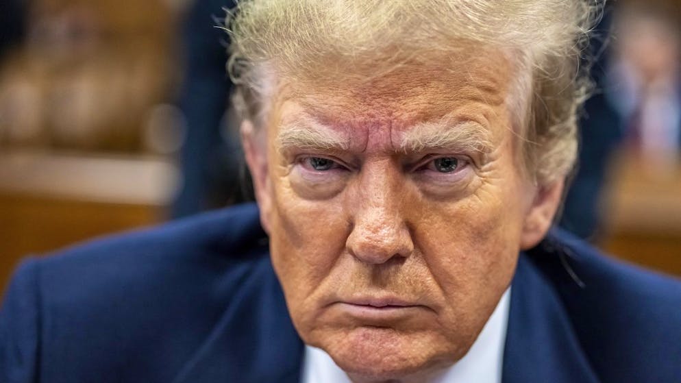 Donald Trump – für einmal mit offenen Augen – im Strafgericht in New York, während sein früherer Anwalt und Ausputzer Michael Cohen aussagt. (13. Mai 2024)