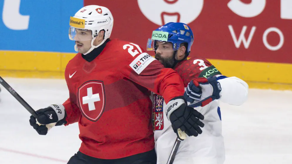 Vom Flugzeug praktisch direkt aufs WM-Eis in Prag: Kevin Fiala (links) am Montagabend im Schweizer Spiel gegen Gastgeber Tschechien