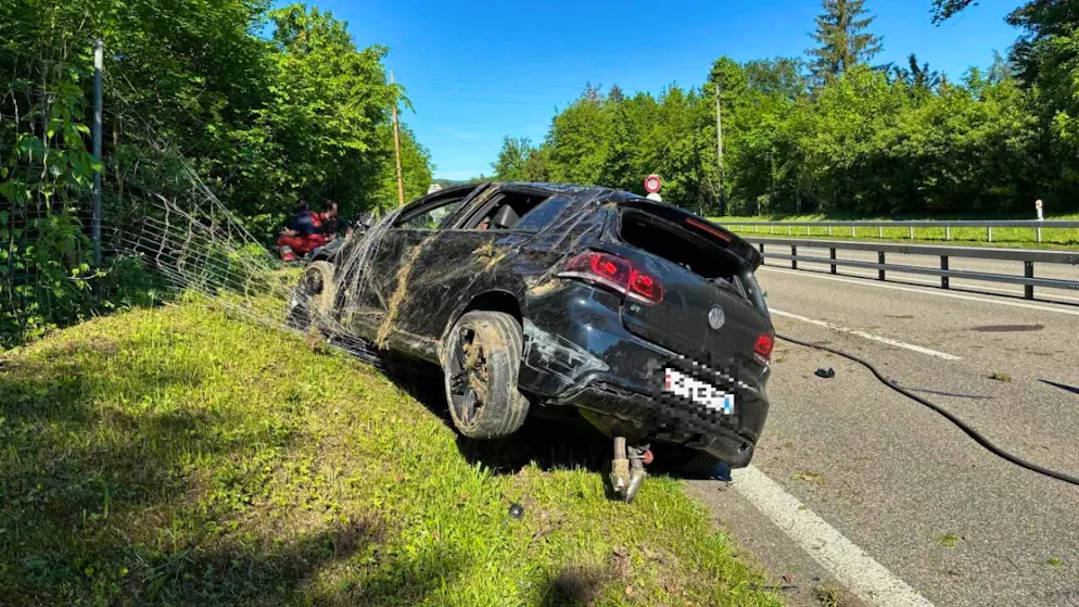 Drei Personen verletzten sich bei einer Kollision zwischen einem Auto und einem Lieferwagen auf der Forchautostrasse.
