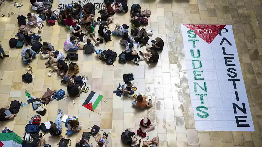 Ein paar wenige Dutzend Personen haben sich am Dienstag im Hauptgebäude der Universität Zürich zu einem Pro-Palästina-Sitzstreik zusammengefunden. Bis 17 Uhr müssen sie den Lichthof räumen.