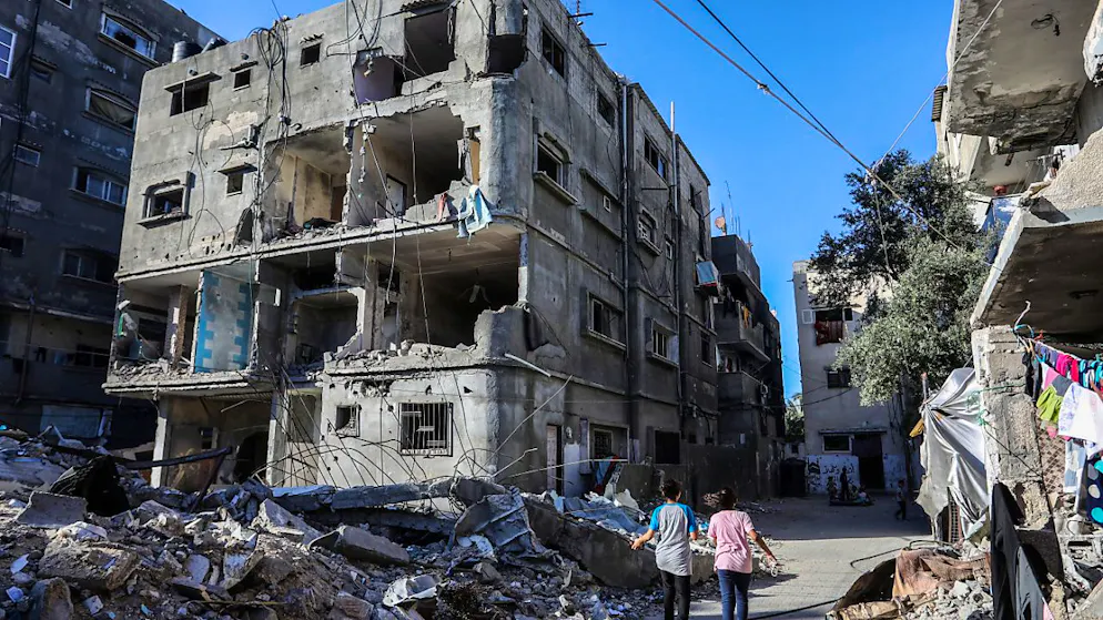 dpatopbilder - ARCHIV - Palästinensische Kinder laufen an zerstörten Gebäuden in Deir al-Balah vorbei. Das israelische Militär hat weitere Palästinenser im Norden des Gazastreifens aufgerufen, sich vor einem größeren Militäreinsatz gegen die islamistische Hamas in Sicherheit zu bringen. Foto: Abed Rahim Khatib/dpa
