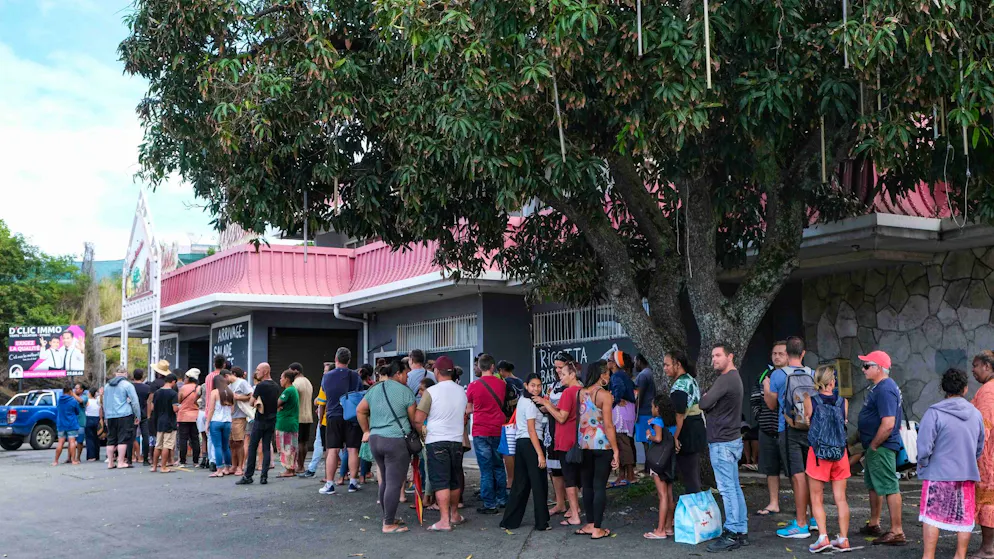 Neukaledonien brennt – Tote bei Unruhen - Gallery. Ein lange Schlange vor einem 
Gemischtwarenladen in Nouméa.