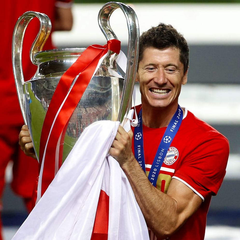 Robert Lewandowski alza il trofeo della Champions League vinto con il Bayern Monaco ad agosto del 2020. 