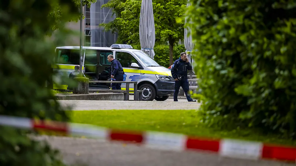 Einsatzkräfte der Polizei auf dem Gelände des Bildungszentrums Zofingen BZZ nach einem Messerangriff des Mannes auf mehrere Personen.