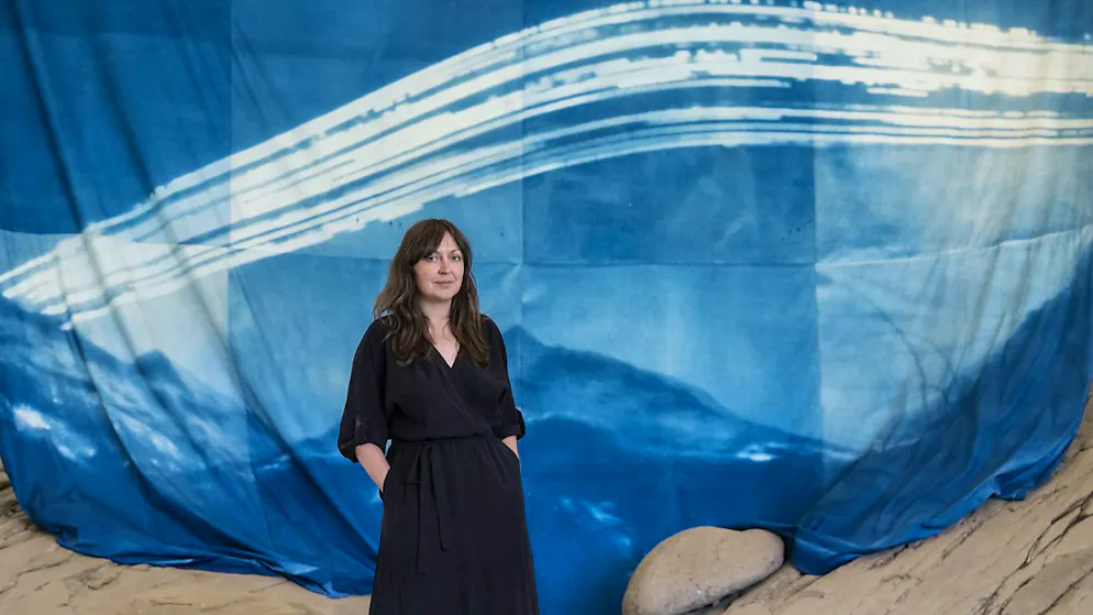 Die polnische Künstlerin Diana Lelonek vor ihrer Installation "Solarstalgia im Gletschergarten Luzern.