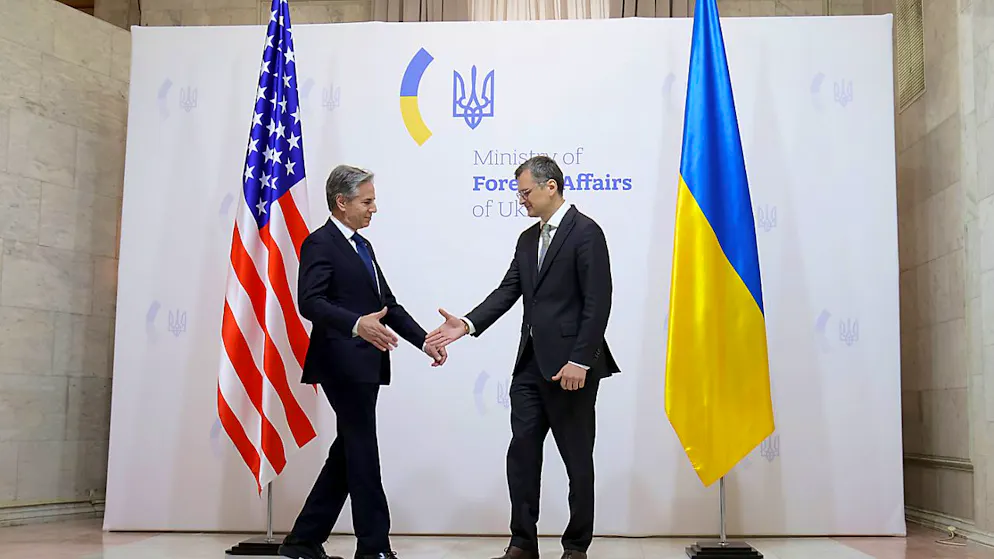 Dmytro Kuleba (rechts), Außenminister der Ukraine, und Antony Blinken, Außenminister der USA, geben sich die Hand. Nun hat Blinken angekündigt, dass die US-Regierung zwei Milliarden US-Dollar für militärische Zwecke der Ukraine zur Verfügung stellen werde. Foto: ---/ukrin/dpa