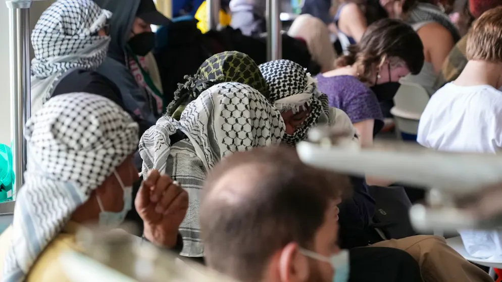 Rund 60 Personen besetzen Räumlichkeiten der Uni Bern. (12. Mai 2024)