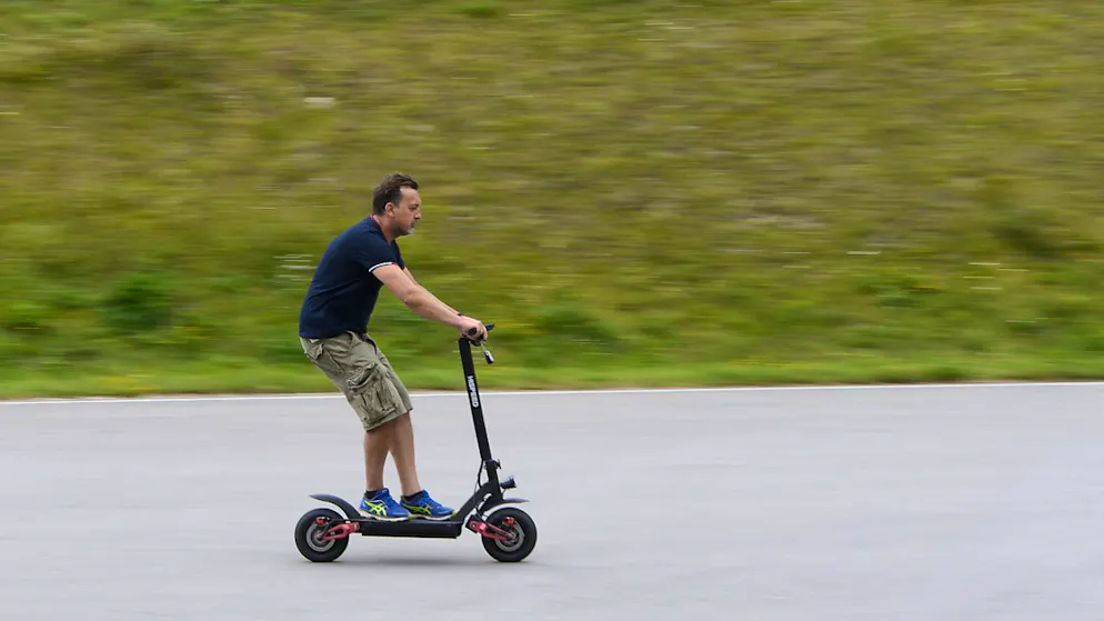 Die Kantonspolizei hat 50 Lenkerinnen und Lenker von Mofas sowie E-Trottinetts und anderen Elektrofahrzeugen angezeigt und 15 Fahrzeuge beschlagnahmt, die nicht zugelassen oder unerlaubt abgeändert waren. (Symbolbild)