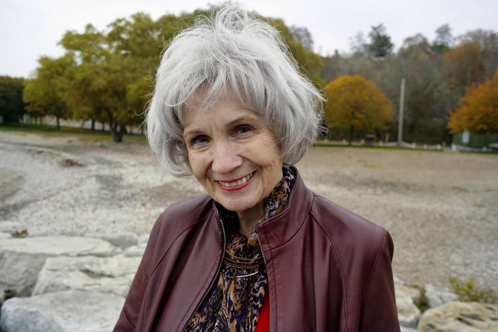 Von diesen Stars mussten wir uns 2024 verabschieden. <strong>13.05. Alice Munro (92):</strong> Für ihre Kurzgeschichten erhielt die kanadische Schriftstellerin 2013 den Literaturnobelpreis.
