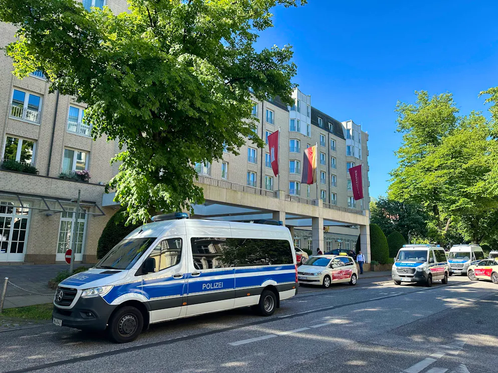 Die Polizei hat einen Durchsuchungsbeschluss am Hamburger Elysée-Hotel vollstreckt.