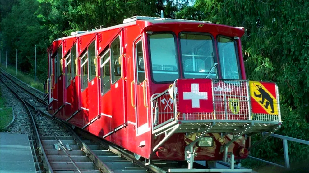 Die Leubringenbahn in einer Aufnahme von 1998. Inzwischen verfügt sie über modernere Wagen. (Archivbild)