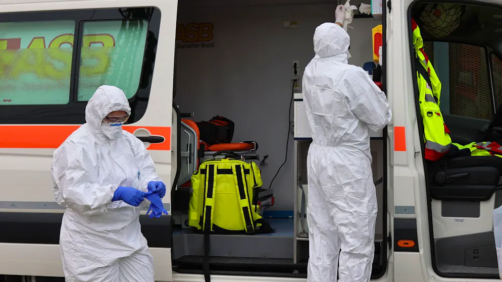 Den ganzen Tag über lief in Singen ein Grosseinsatz. Unter anderem waren Rettungssanitäter in Schutzanzügen zu sehen.