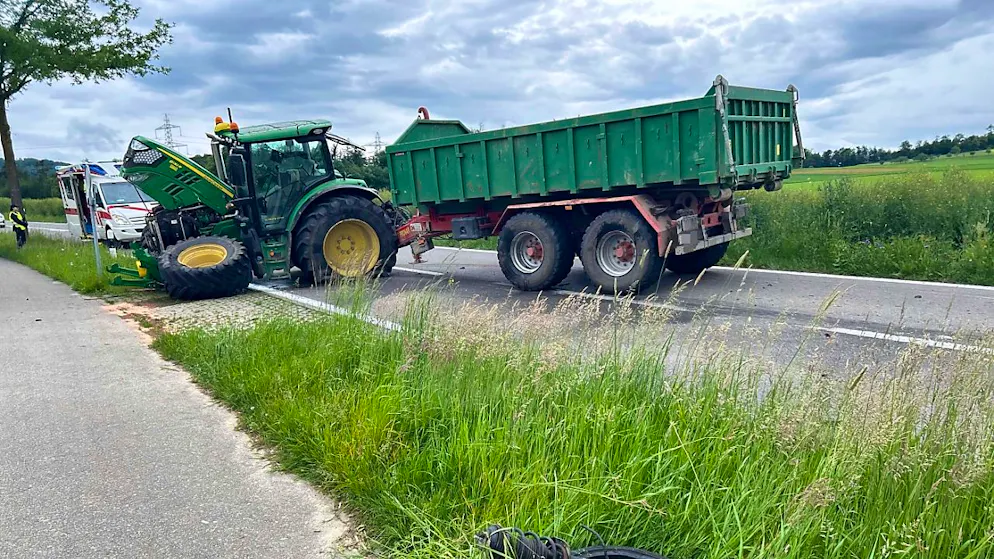 Auto landet nach Kollision mit Traktor in Lupfig AG auf dem Dach - Gallery. Die Schäden belaufen sich nach ersten Schätzungen der Polizei auf über 100'000 Franken.