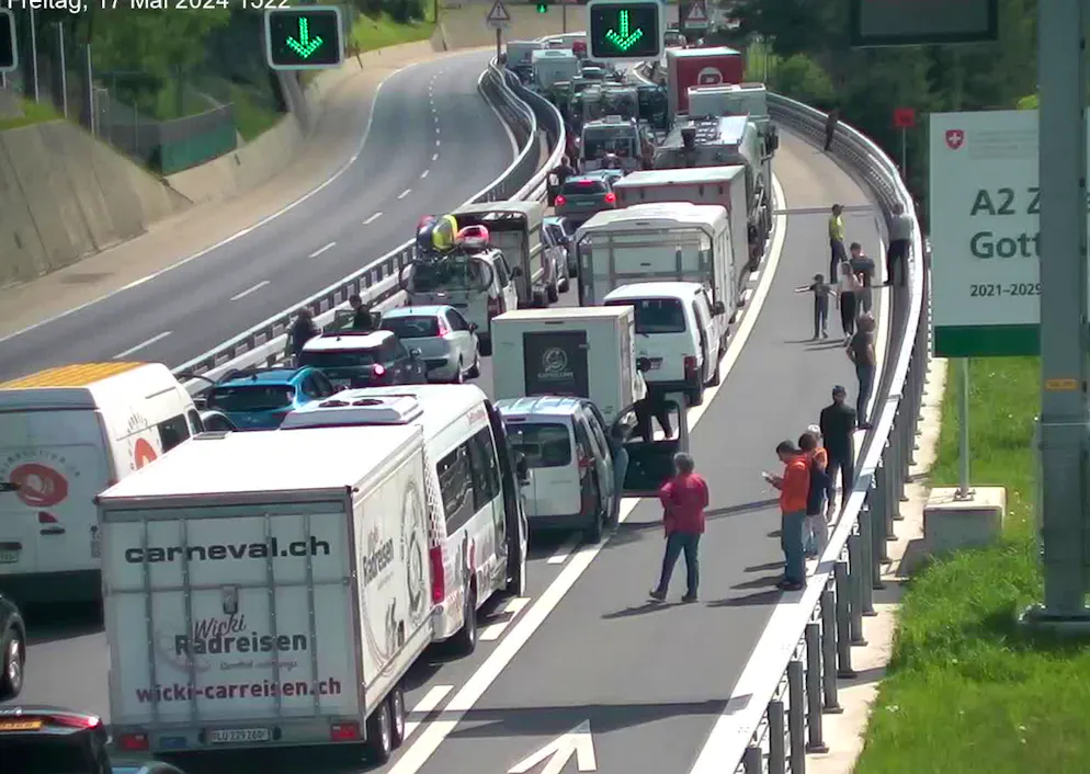 Das gleiche Bild an Ostern, Pfingsten, zu Sommerferienbeginn: Politik und Verkehrsplanung finden kein Mittel gegen den Stau am Gotthard.