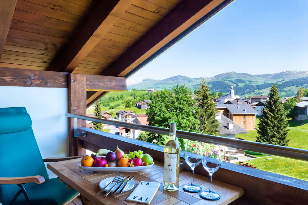 Viersterne-Hotel La Val in Brigels. Die Aussicht auf das umliegende Bergpanorama ist herrlich.