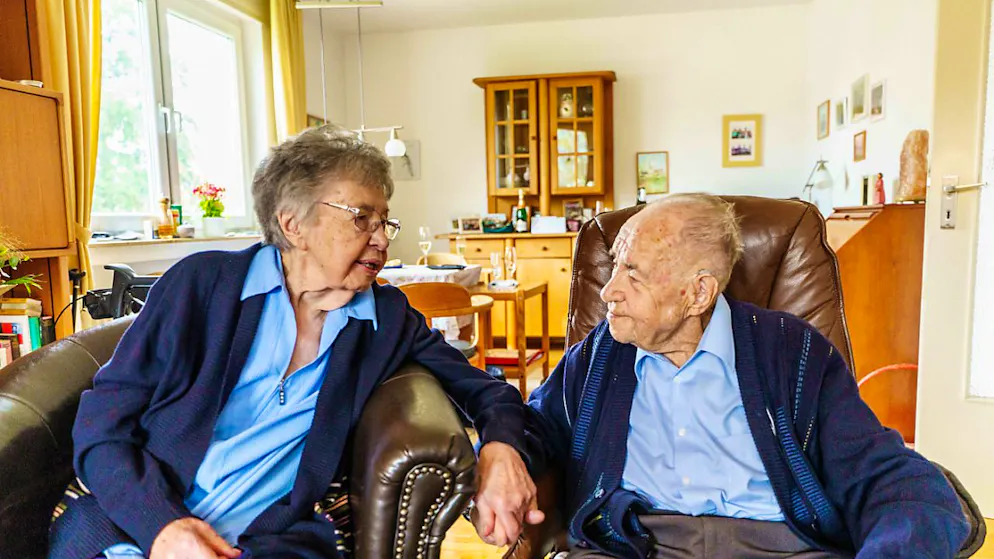 102-Jähriger und 98-Jährige feiern in Deutschland 80. Hochzeitstag - Gallery. Ursula und Gottfried Schmelzer sitzen in ihrem Wohnzimmer zusammen. Die 98-Jährige und der 103-Jährige feiern ihren 80. Hochzeitstag und sind das derzeit in Deutschland am längsten verheiratete Paar.