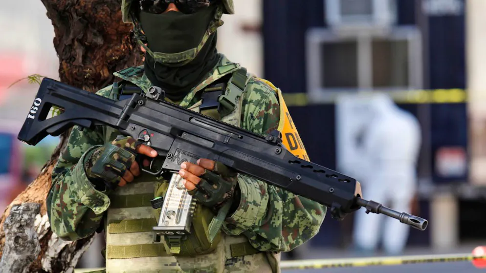 ARCHIV - Ein mexikanischer Soldat steht in der Nähe einer angegriffenen Polizeistation Wache. Foto: Mario Armas/AP/dpa