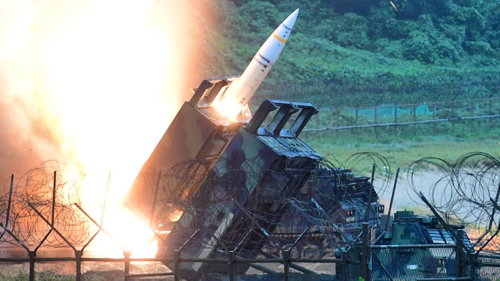 Relativ schnell besetzten die russischen Kräfte mehrere Dörfer nahe Charkiw an der Grenze. Ihr Vorstoss wurde dadurch begünstigt, dass die Ukraine ihre westlichen Waffen nicht gegen den Truppenaufmarsch jenseits der Grenze einsetzen durfte.