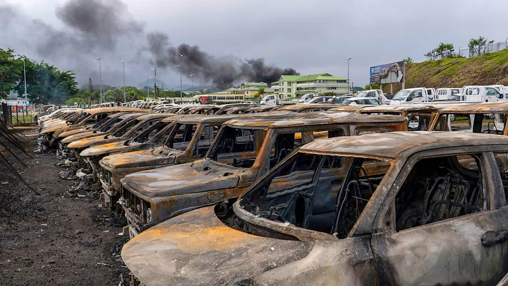 dpatopbilder - Verbrannte Autos nach Unruhen: Frankreich hat den Ausnahmezustand über das französische Pazifikgebiet Neukaledonien verhängt. Foto: Nicolas Job/AP/dpa