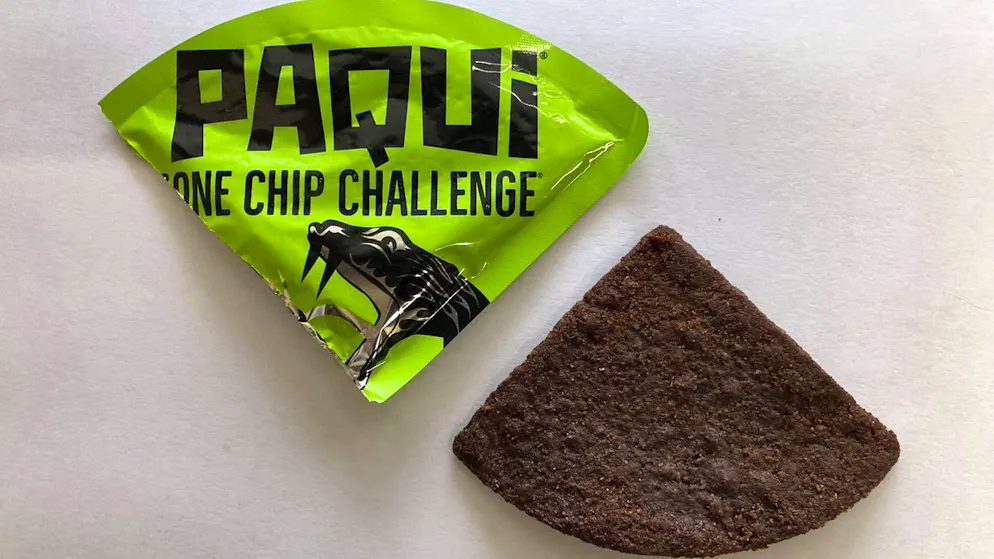 Ein Chip der Marke Paqui One Chip Challenge – Paqui ist eine Sparte von Hershey, einem der weltgrössten Schokoladen- und Snackhersteller. (Archivbild)