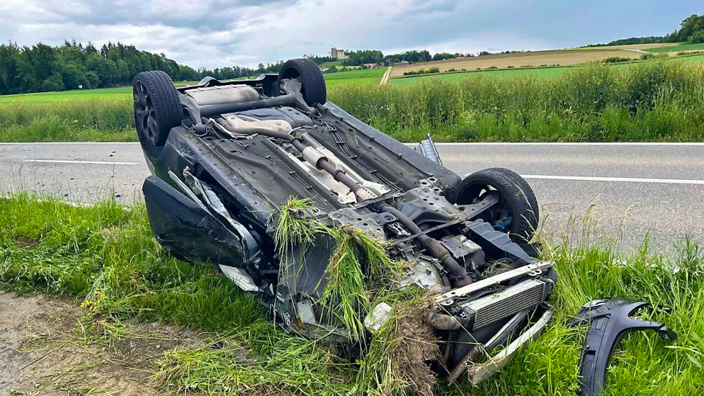 Auto landet nach Kollision mit Traktor in Lupfig AG auf dem Dach - Gallery. Das total beschädigte Auto des 21-Jährigen auf dem Grünstreifen zwischen Kantonsstrasse und Veloweg.