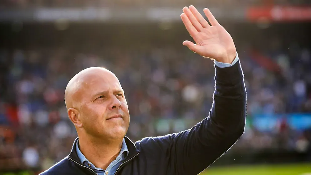 Arne Slot kündigt an einer Medienkonferenz seines aktuellen Klubs Feyenoord Rotterdam an, dass er nächste Saison Liverpool trainieren wird